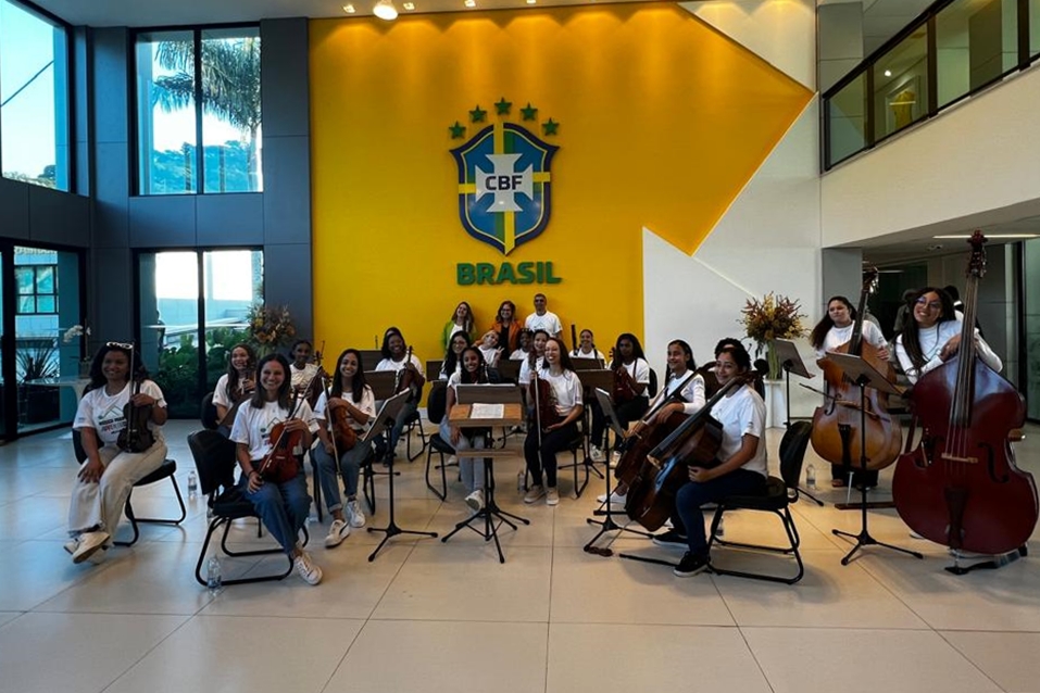 Alunas do projeto Música para a Juventude encantam a Seleção Brasileira Feminina de Futebol