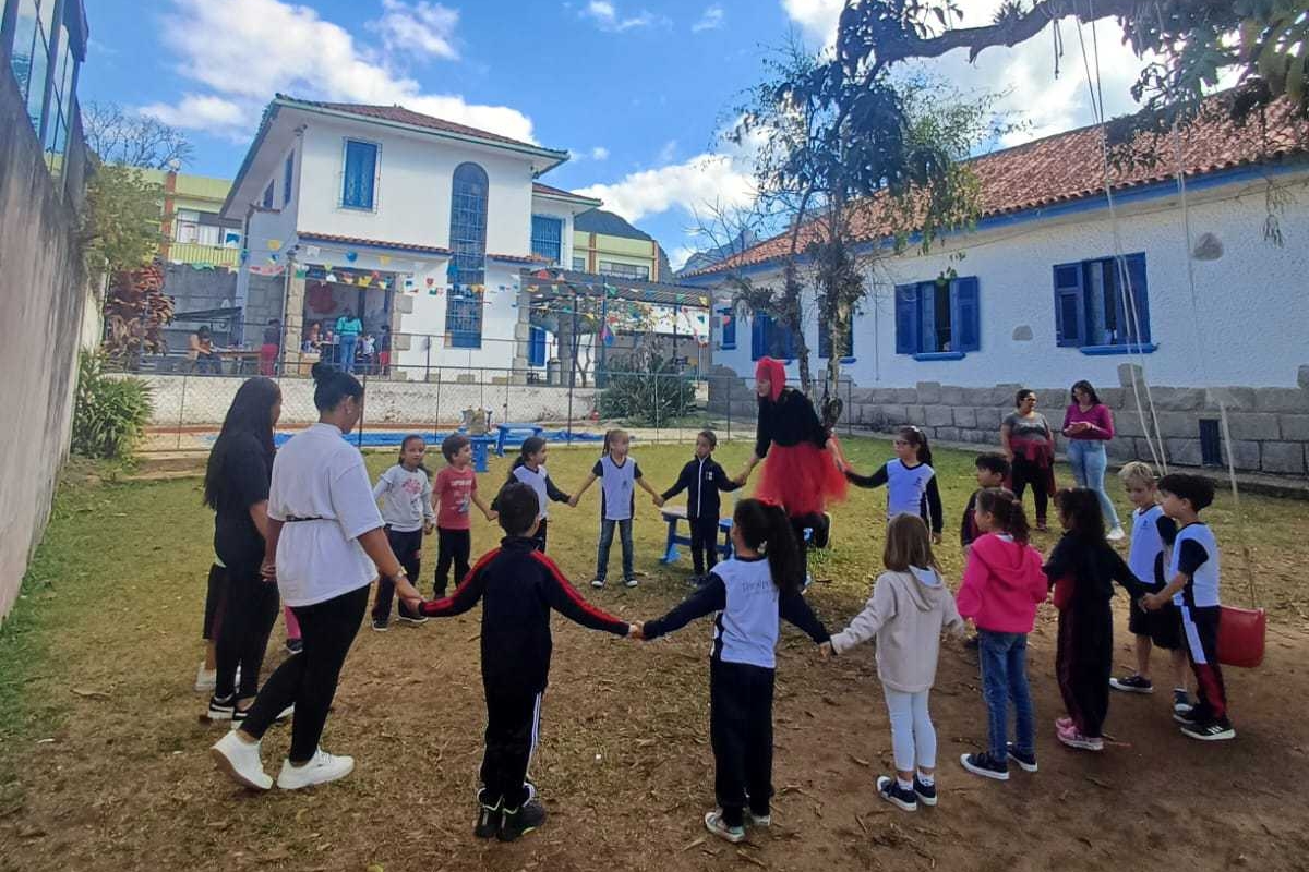 Alunos de Pedagogia envolvem crianças em atividade lúdica sobre Folclore Brasileiro