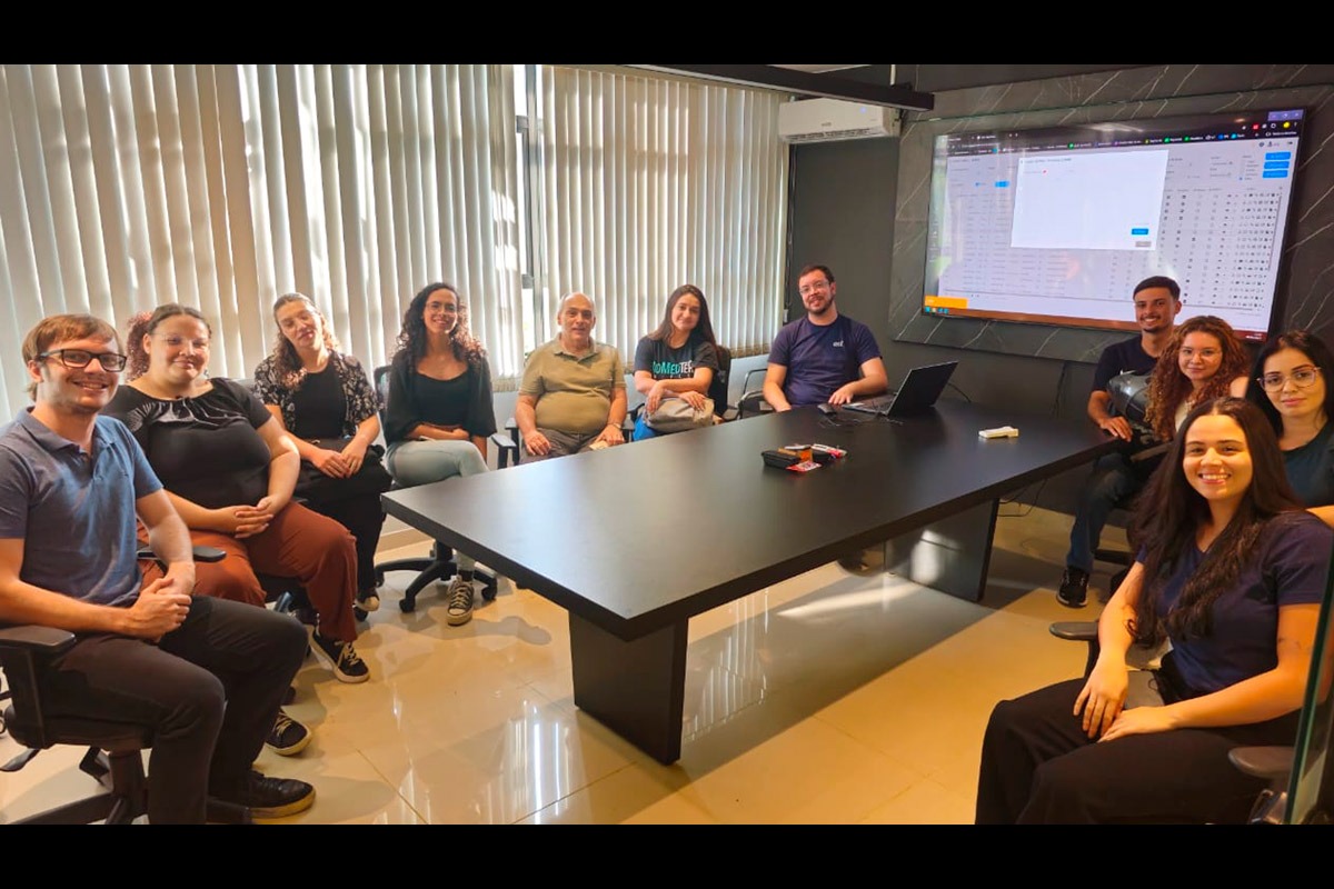Alunos de Biomedicina visitam empresa responsável por aplicar tecnologia na saúde