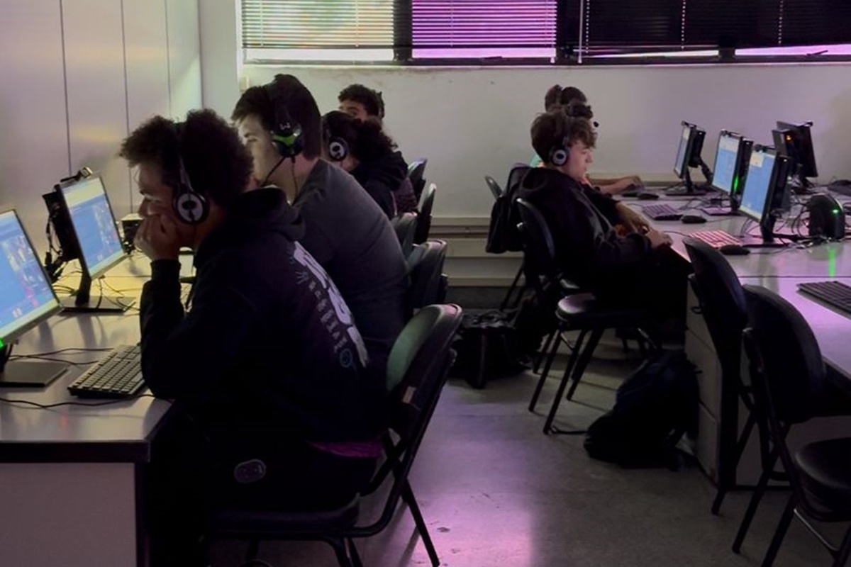 Ceso dá aos alunos oportunidade de aprender programação em Front-End