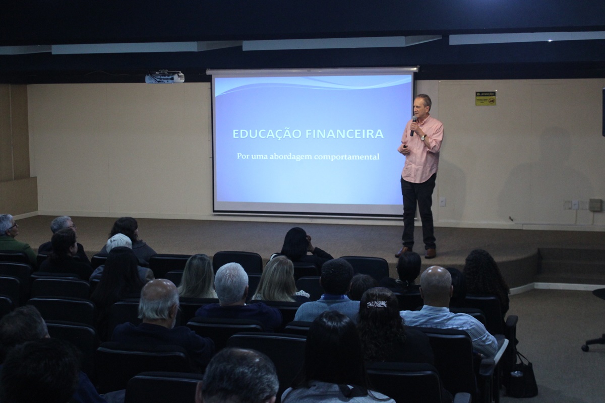 Nilton Salomão realiza palestra para lançamento do livro "Educação Financeira"